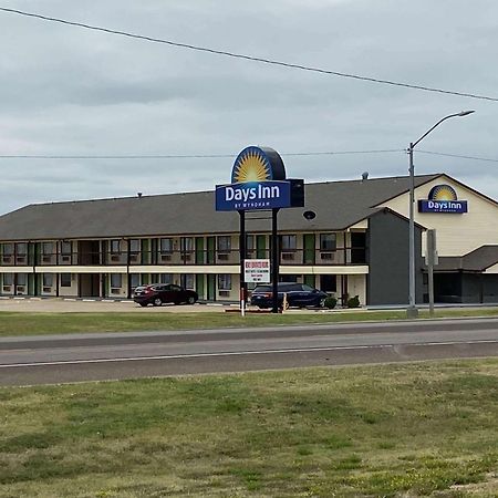 Days Inn By Wyndham Pratt Экстерьер фото