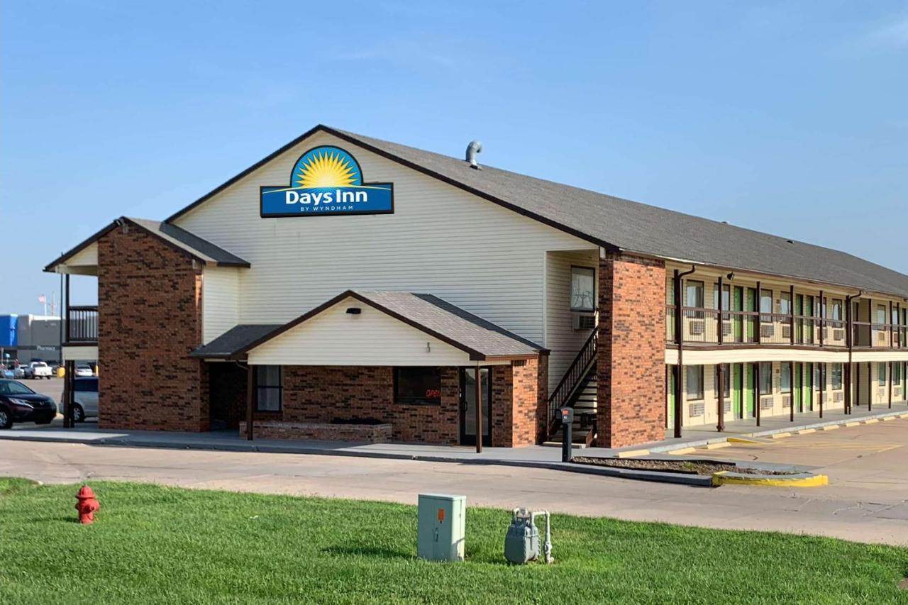 Days Inn By Wyndham Pratt Экстерьер фото