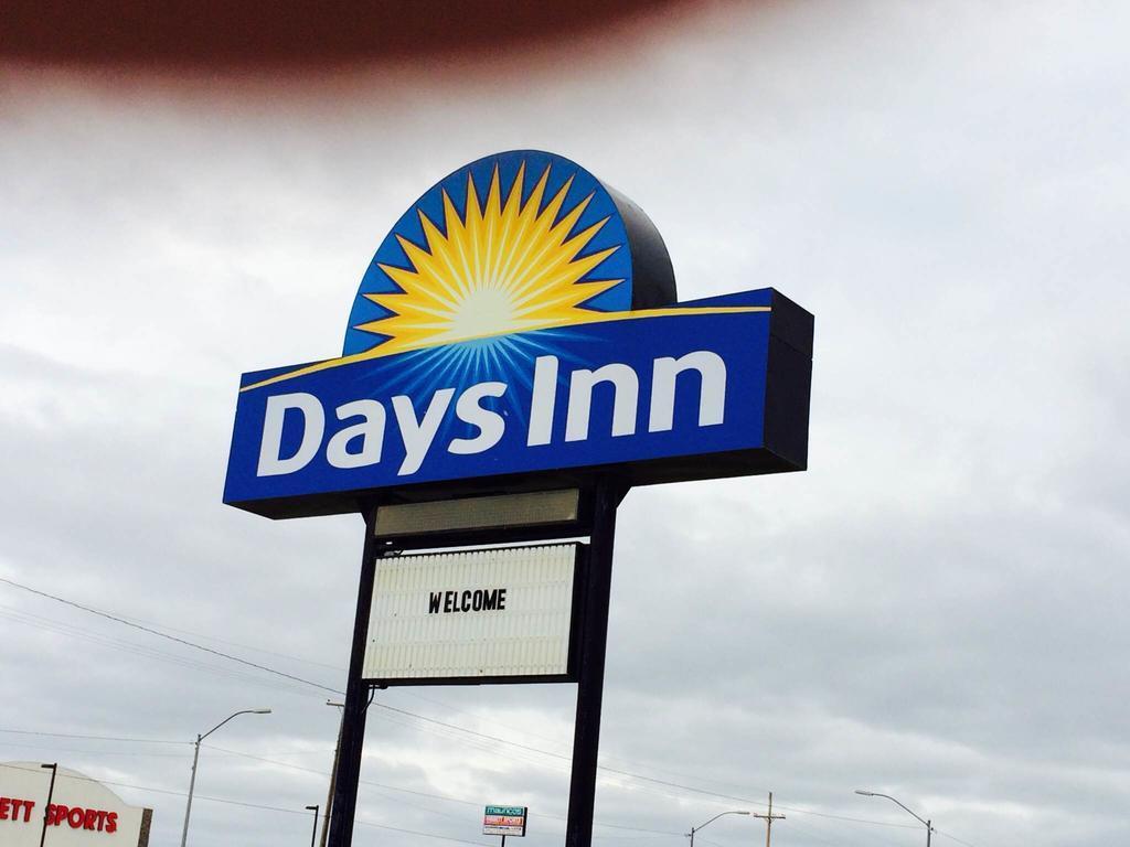 Days Inn By Wyndham Pratt Экстерьер фото