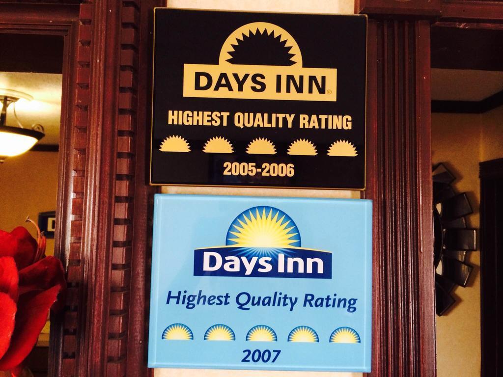 Days Inn By Wyndham Pratt Экстерьер фото