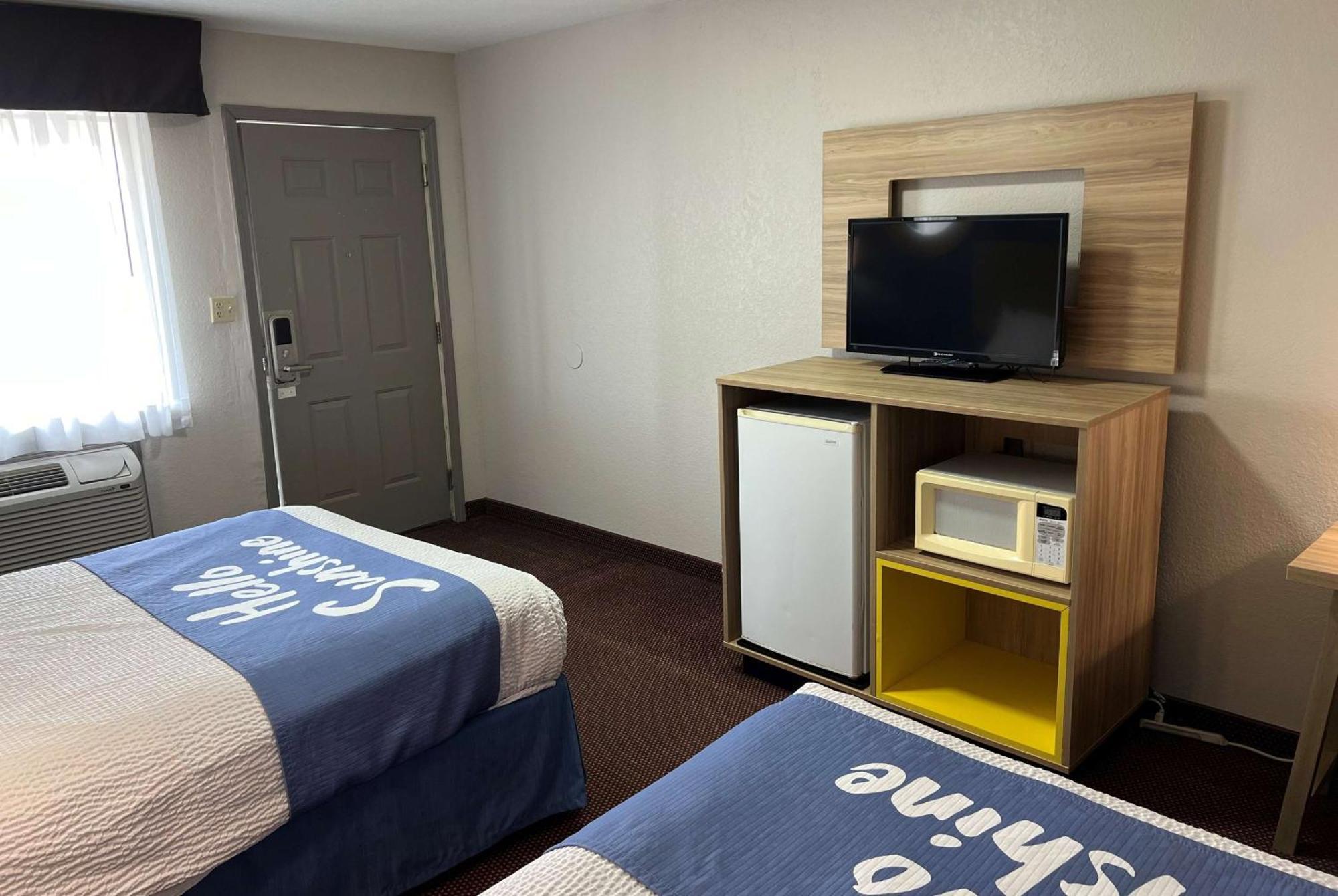Days Inn By Wyndham Pratt Экстерьер фото