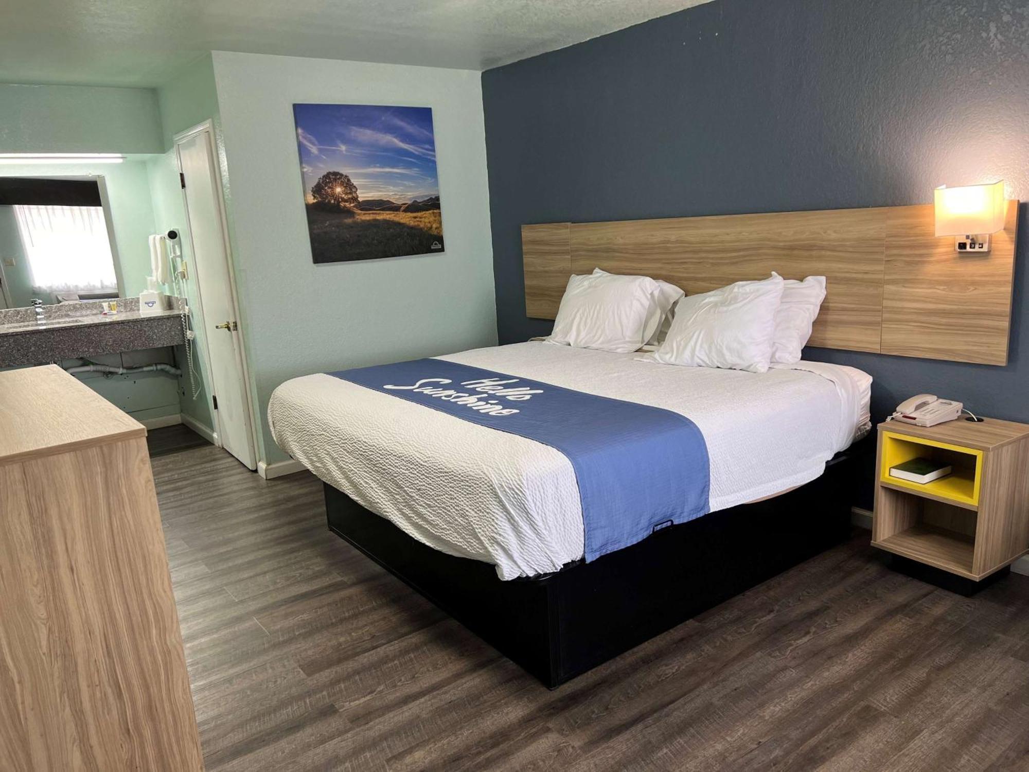 Days Inn By Wyndham Pratt Экстерьер фото