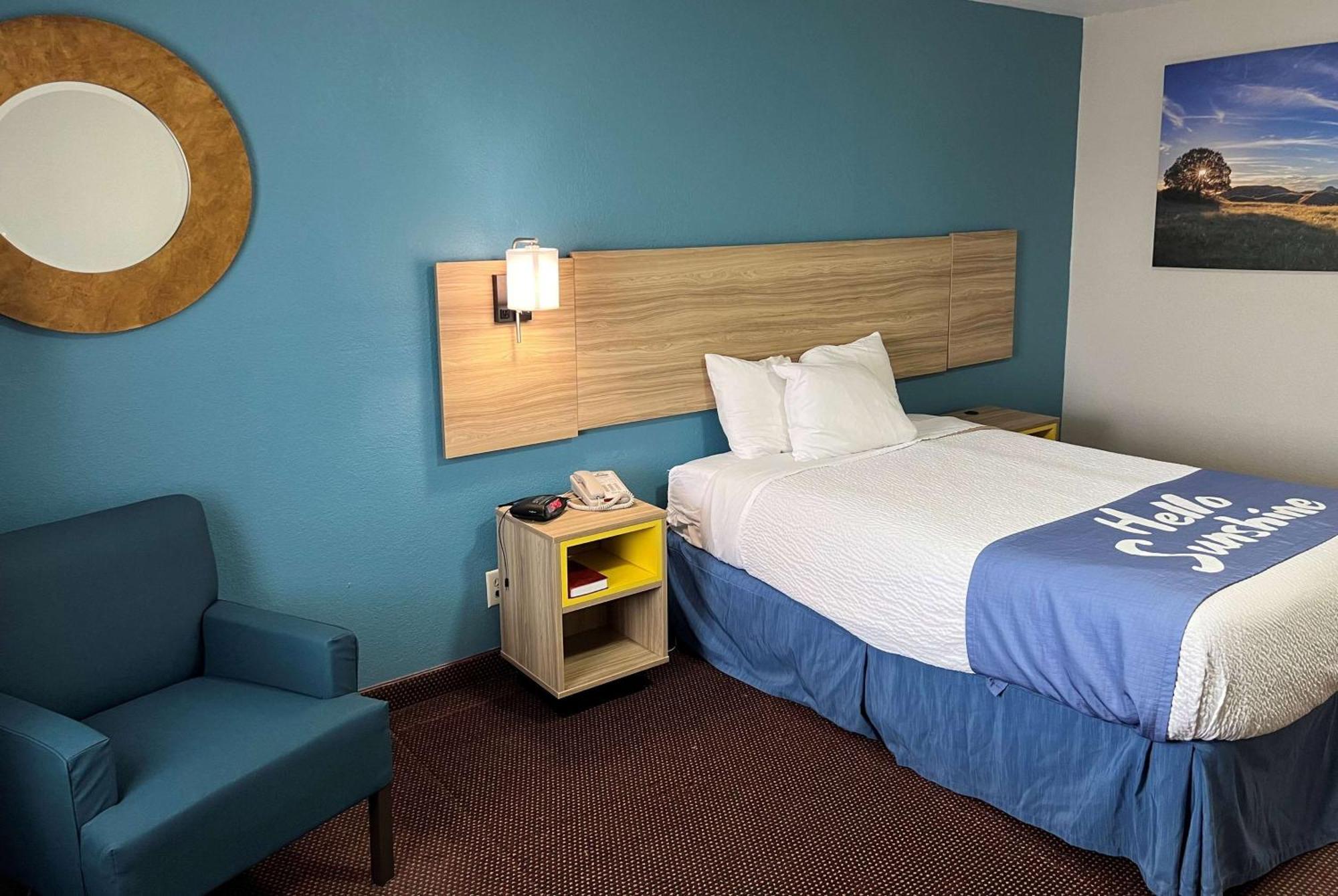 Days Inn By Wyndham Pratt Экстерьер фото