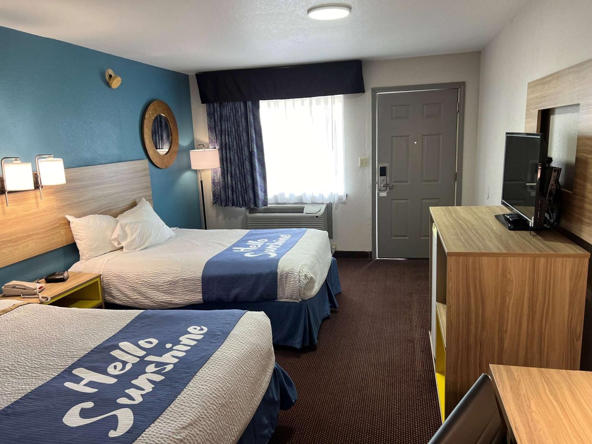 Days Inn By Wyndham Pratt Экстерьер фото