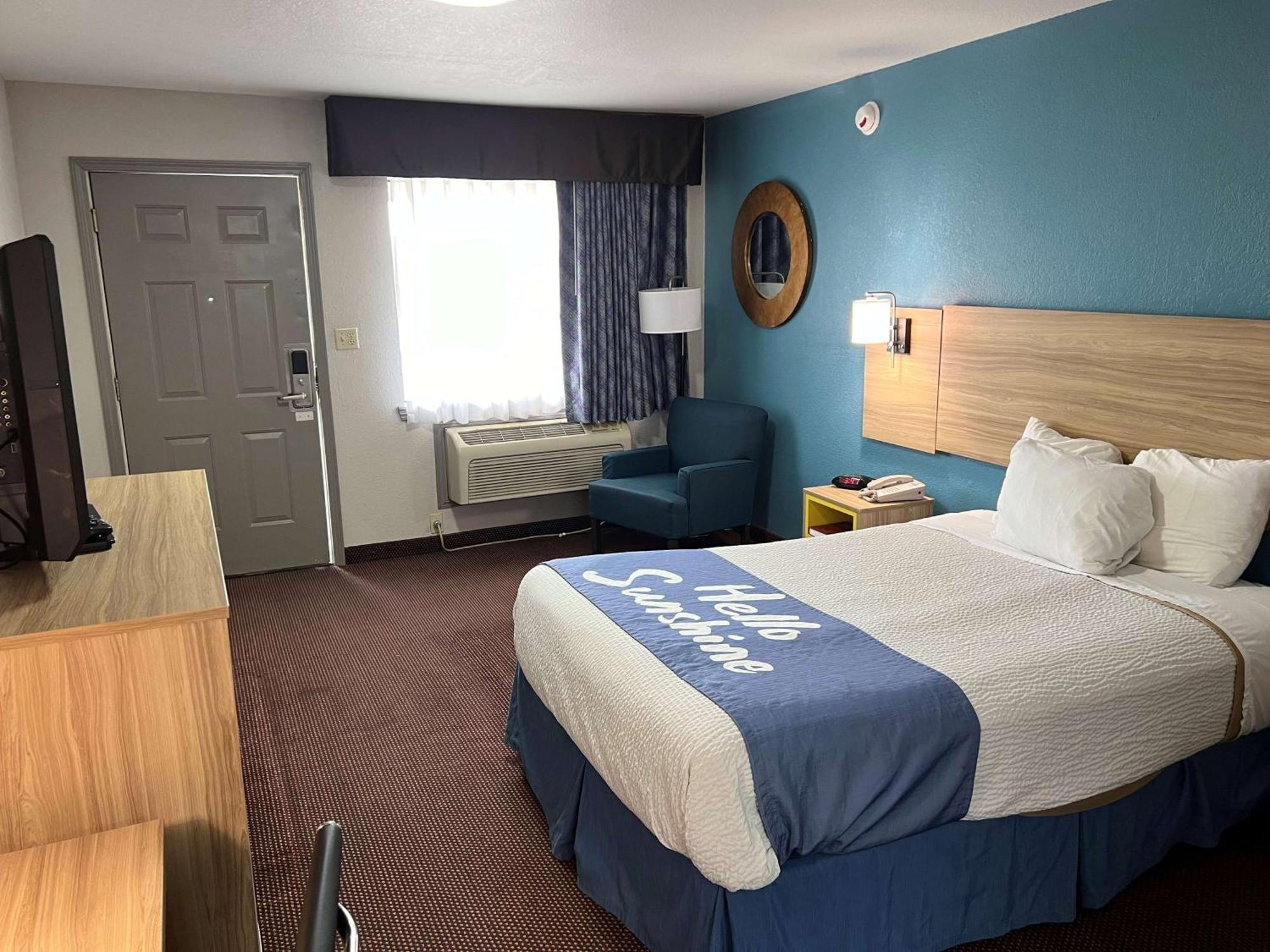Days Inn By Wyndham Pratt Экстерьер фото
