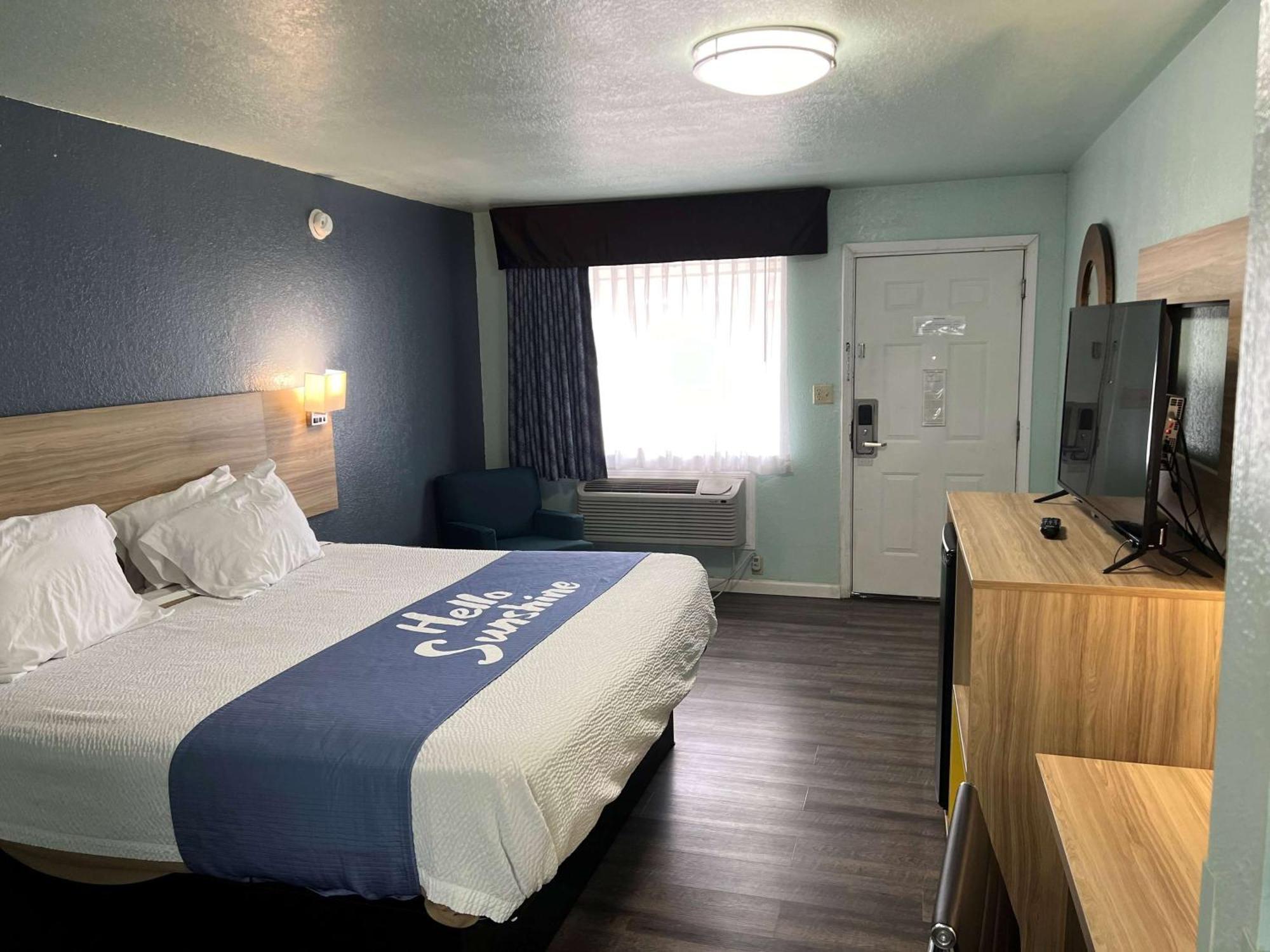 Days Inn By Wyndham Pratt Экстерьер фото