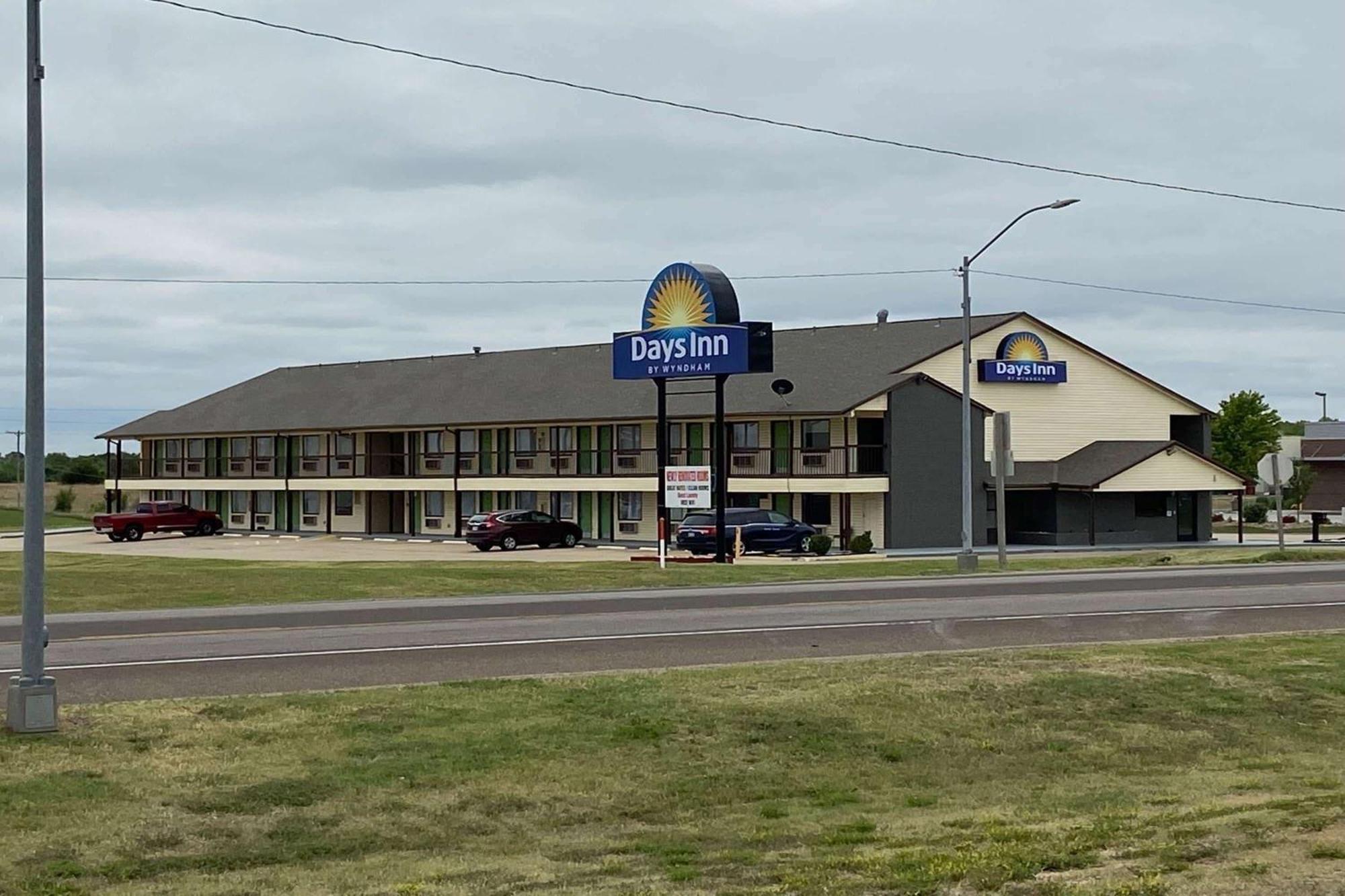Days Inn By Wyndham Pratt Экстерьер фото