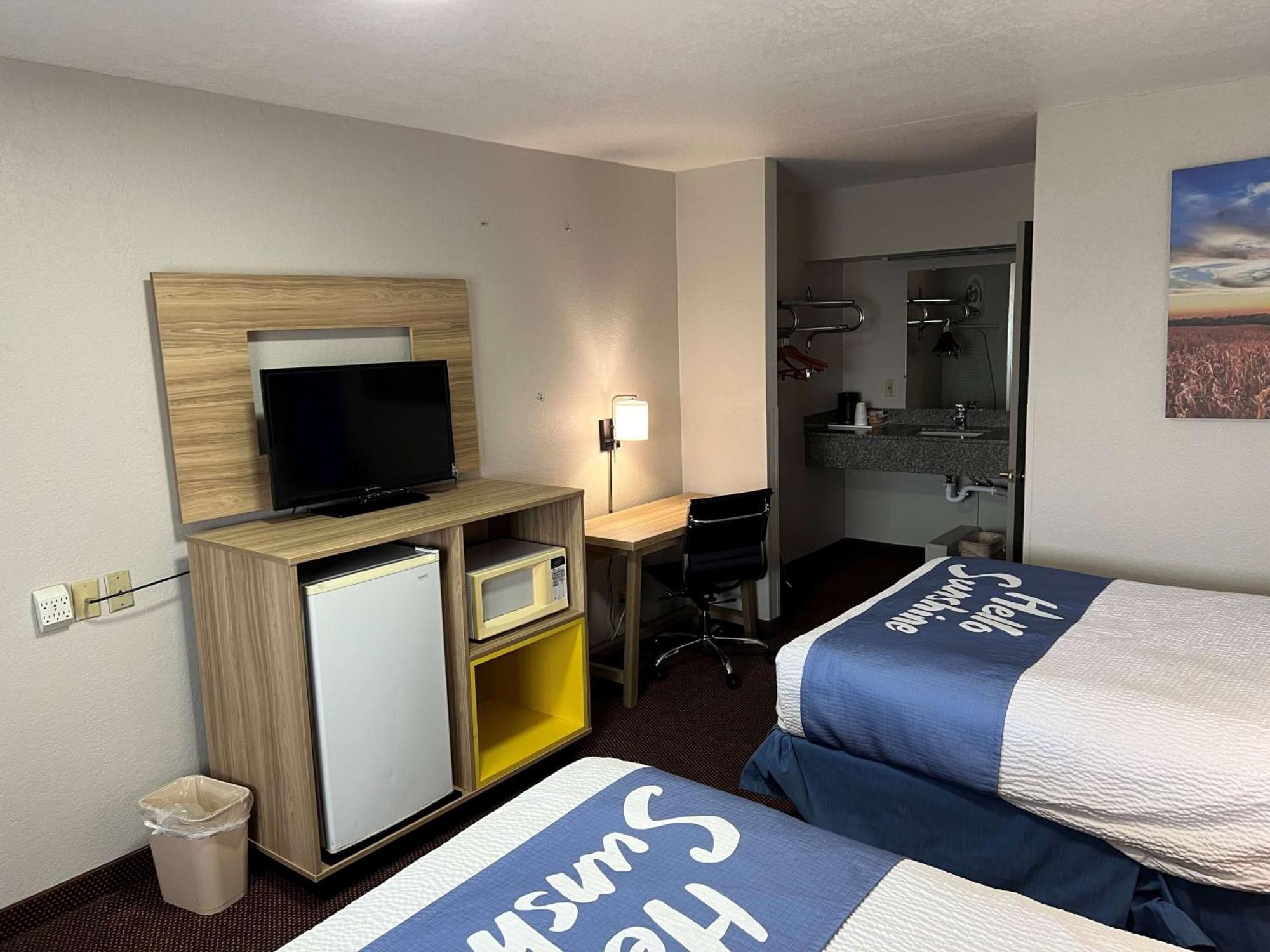 Days Inn By Wyndham Pratt Экстерьер фото
