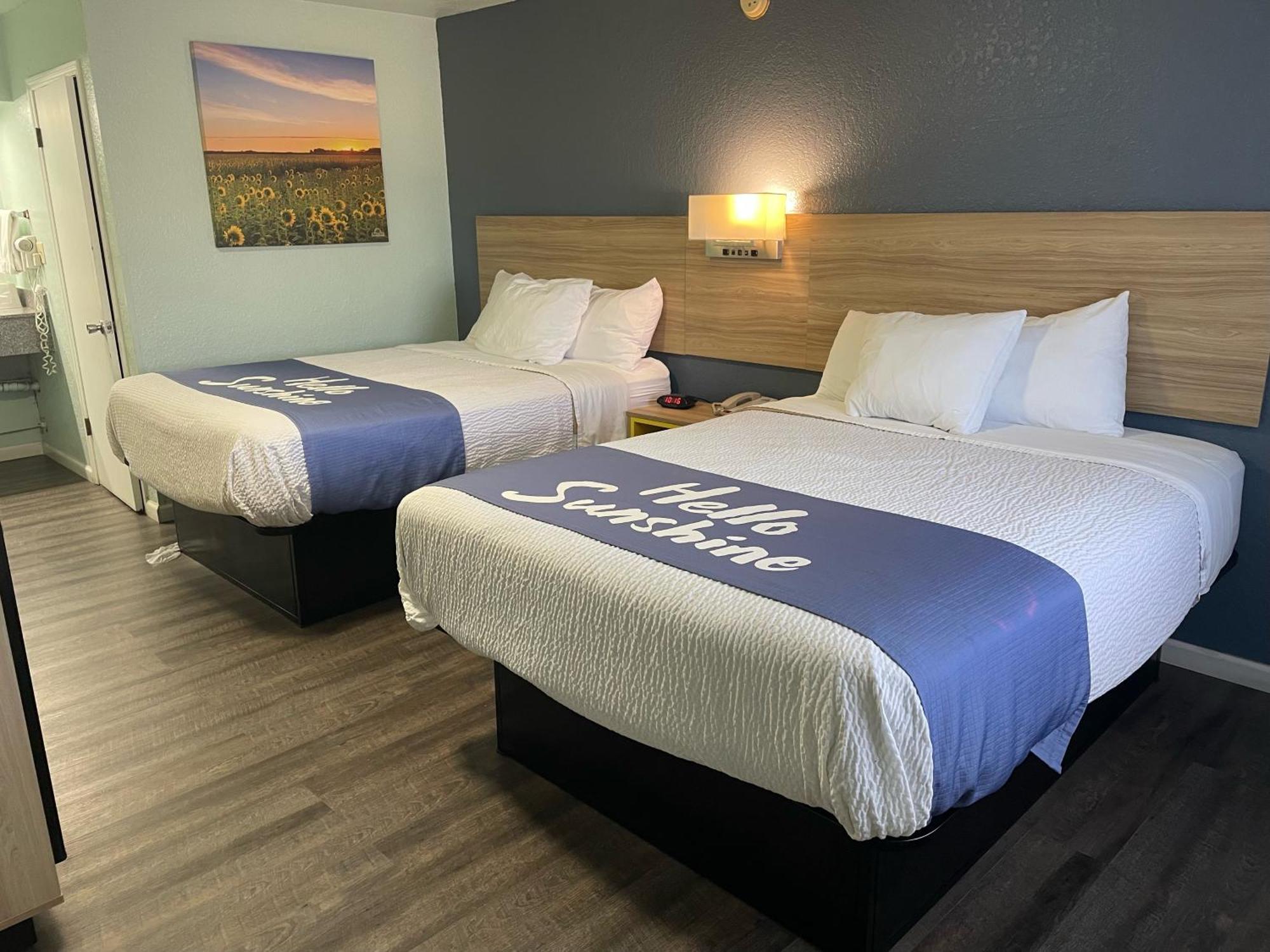 Days Inn By Wyndham Pratt Экстерьер фото