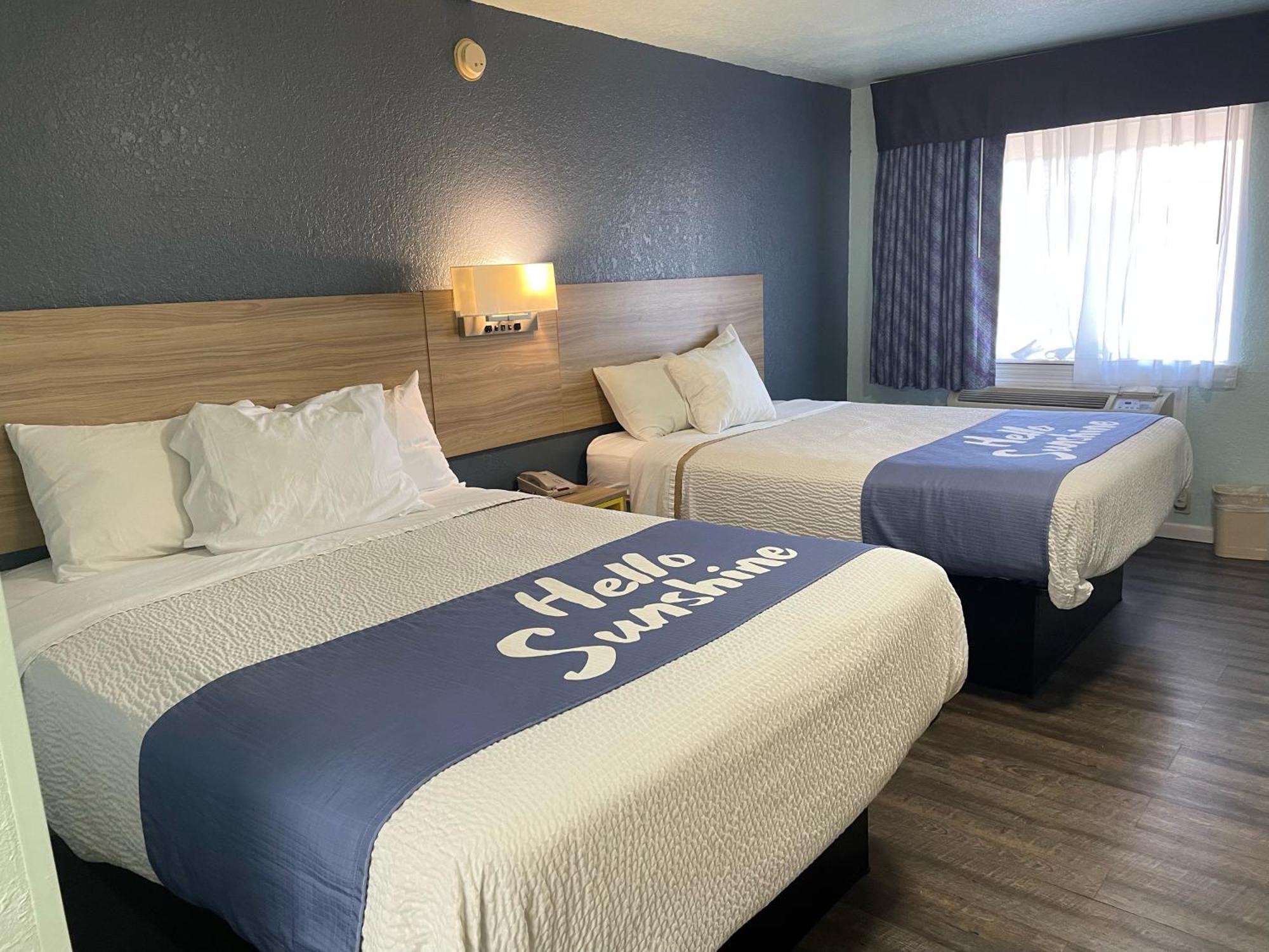 Days Inn By Wyndham Pratt Экстерьер фото