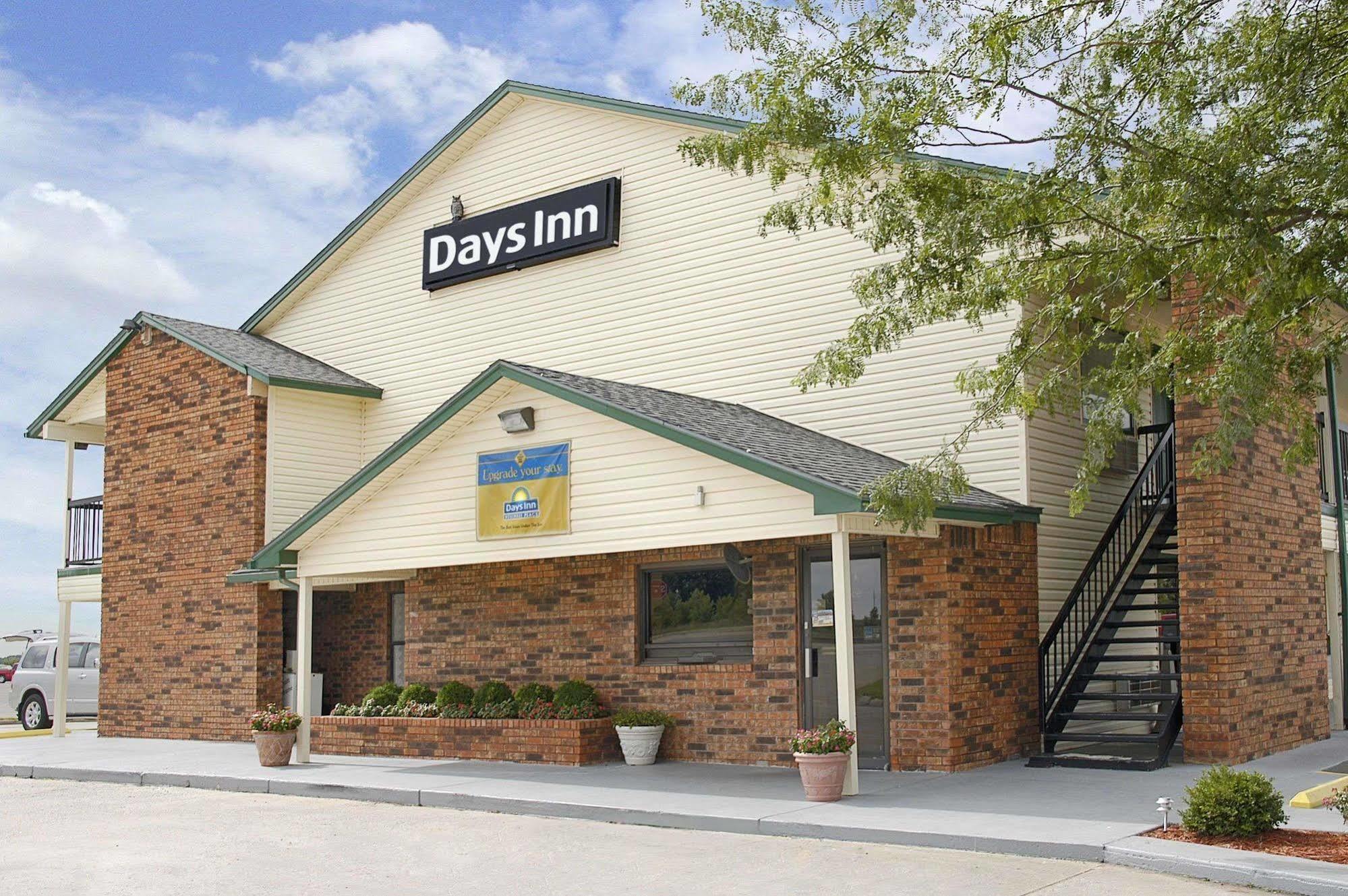 Days Inn By Wyndham Pratt Экстерьер фото
